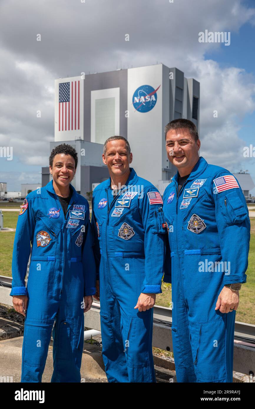 Le 22 mars 2023, les astronautes Jessica Watkins, Bob Hines, Kjell Lindgren et Samantha Cristoforetti de l'ESA se sont rendus au Kennedy Space Center pour remercier le personnel qui a soutenu la mission SpaceX Crew-4 sur l'ISS à partir du 27 avril 2022, effectuant six mois de travaux scientifiques à bord. Banque D'Images