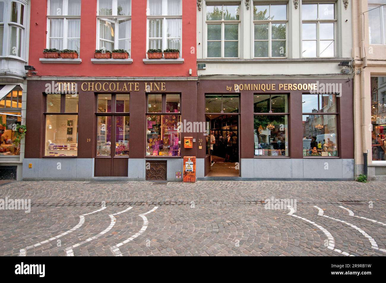 La boutique Chocolate Line (par Dominique Persoone) à Simon Stevinplein,  Bruges, Flandre, Belgique Photo Stock - Alamy