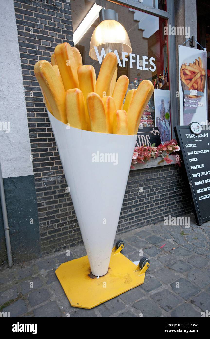 Grand cône de frites typiques (frites) pour la publicité à l'extérieur d'un restaurant, Bruges, Flandre, Belgique Banque D'Images