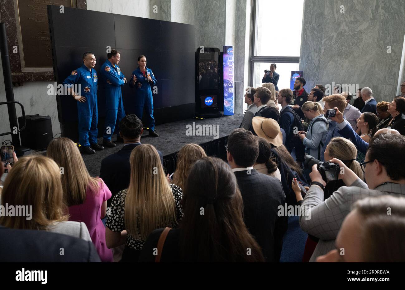 Journée des sciences de la NASA à Capitol Hill. Les astronautes SpaceX Crew-5 de la NASA, Koichi Wakata de l’Agence japonaise d’exploration aérospatiale (JAXA), ont quitté, et Josh Cassada et Nicole Mann de la NASA, ont parlé lors de la Journée scientifique sur la colline de la NASA, mercredi, 7 juin 2023, au Rayburn House Office Building à Washington. Mann, Cassada et Wakata ont passé 157 jours dans l'espace dans le cadre de l'expédition 68 à bord de la Station spatiale internationale. Banque D'Images