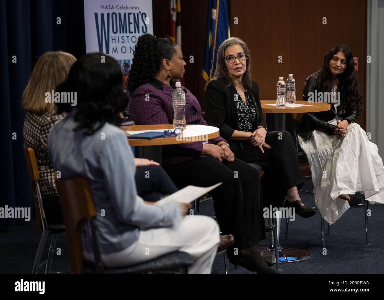 Événement célébrons les femmes qui disent nos histoires. Sandra Cauffman, directrice adjointe de la Division d’astrophysique au siège de la NASA, s’exprime au cours d’une discussion avec Sarah Adewumi, spécialiste de la cybersécurité de la NASA, Sarah Goddard, directrice adjointe des investissements technologiques et de recherche de la NASA, Dr Christyl Johnson, administratrice adjointe associée de LA NASA pour STEM, Kris Brown, Et la chercheuse en chef associée de la NASA pour l’exploration et la recherche appliquée, la Dre Mamta Patel Nagaraja, dans le cadre d’un programme du mois de l’histoire des femmes, « Celebrating Women Who Tell Our Stories », mercredi, 22 mars 2023 au Goddard Spac de la NASA Banque D'Images