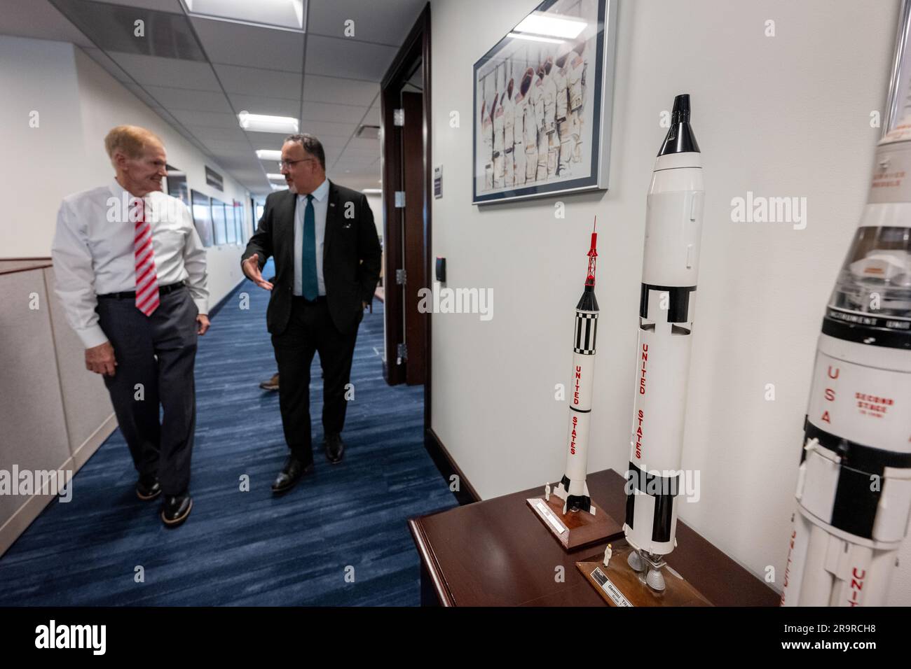 Des modèles de fusées ont été exposés lors d'une réunion entre l'administrateur de la NASA Bill Nelson et le secrétaire à l'éducation Miguel Cardona au siège de la NASA Mary W. Jackson à Washington le 24 mai 2023, avant la signature d'un protocole d'accord pour soutenir l'éducation STEM. Banque D'Images