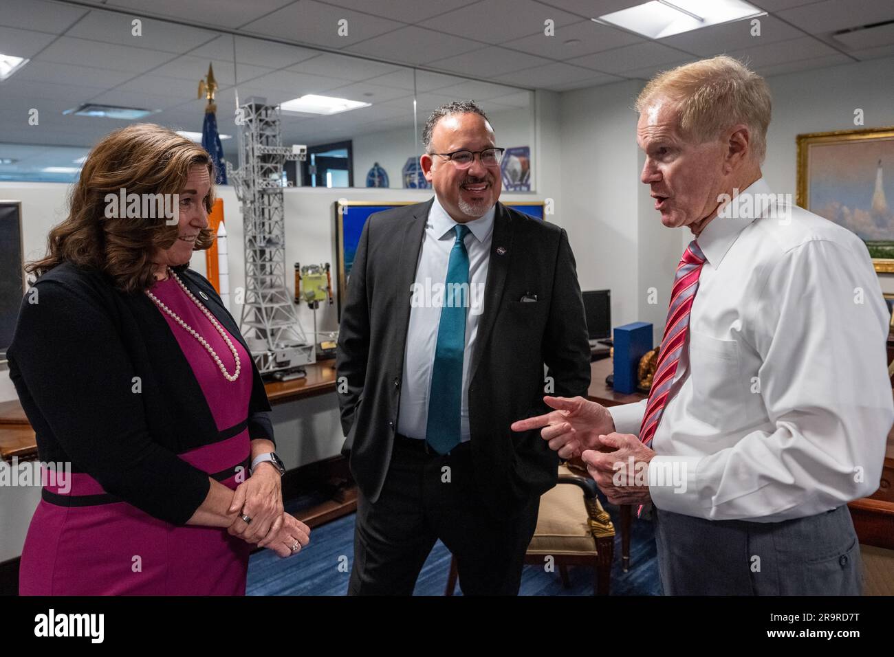 La secrétaire adjointe Cindy Marten, le secrétaire Miguel Cardona, et l'administrateur de la NASA Bill Nelson se sont rencontrés le 24 mai 2023 au siège de la NASA à Washington, D.C. avant de signer un protocole d'entente pour faire progresser l'éducation EN STIM et la collaboration des agences. Banque D'Images
