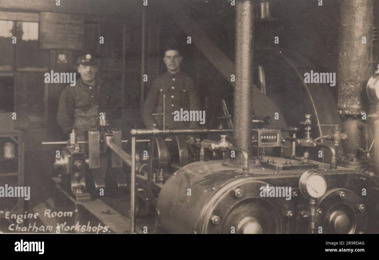 Salle des machines, ateliers de Chatham: Photographie de la première Guerre mondiale de machines dans la salle des machines, avec deux soldats en uniforme debout derrière Banque D'Images