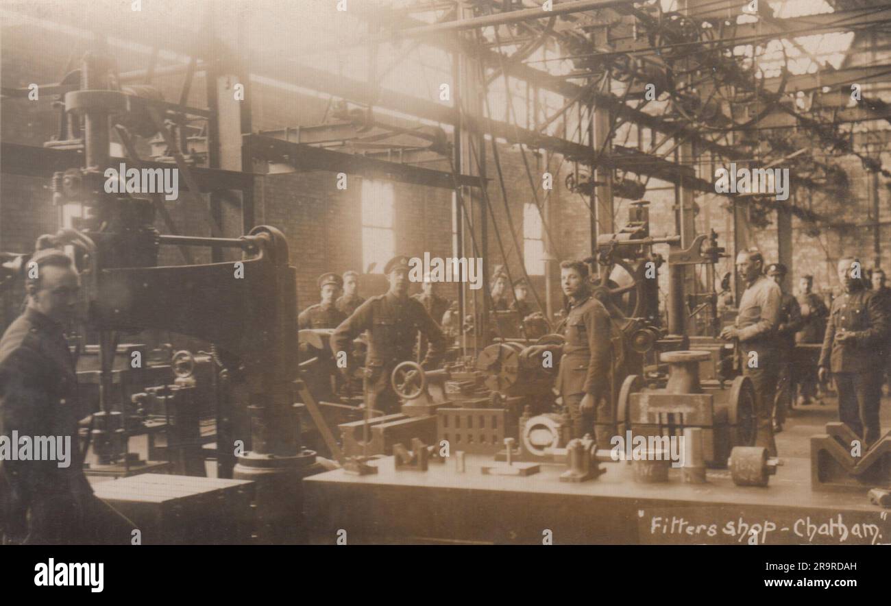 Atelier de fitters à Chatham, Kent : photographie de soldats en uniforme de la première Guerre mondiale dans une boutique d'outils d'ingénierie Banque D'Images