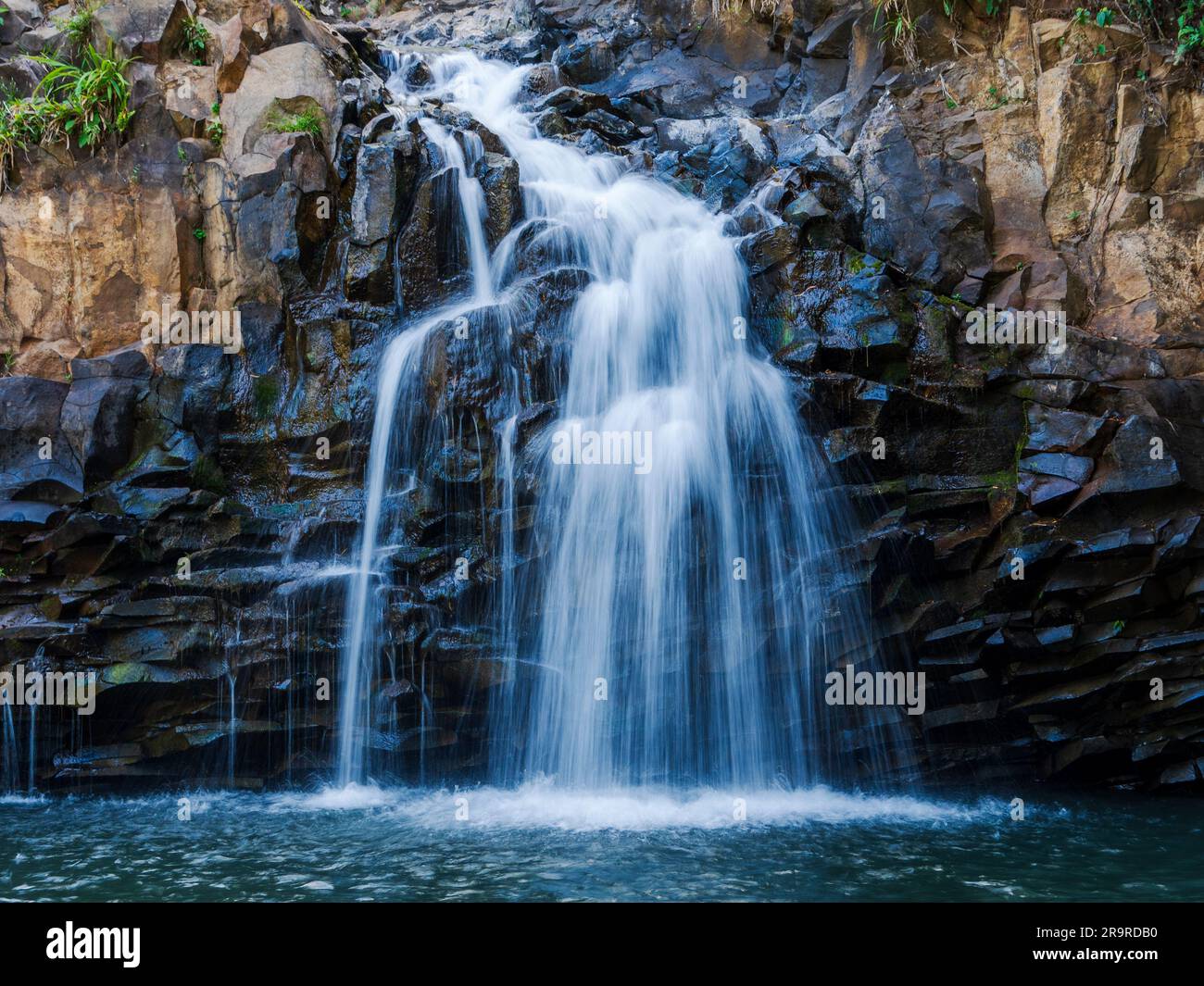 Une magnifique chute d'eau sur l'île de Maui prend de nombreuses marches en cascade sur un front de roche Banque D'Images