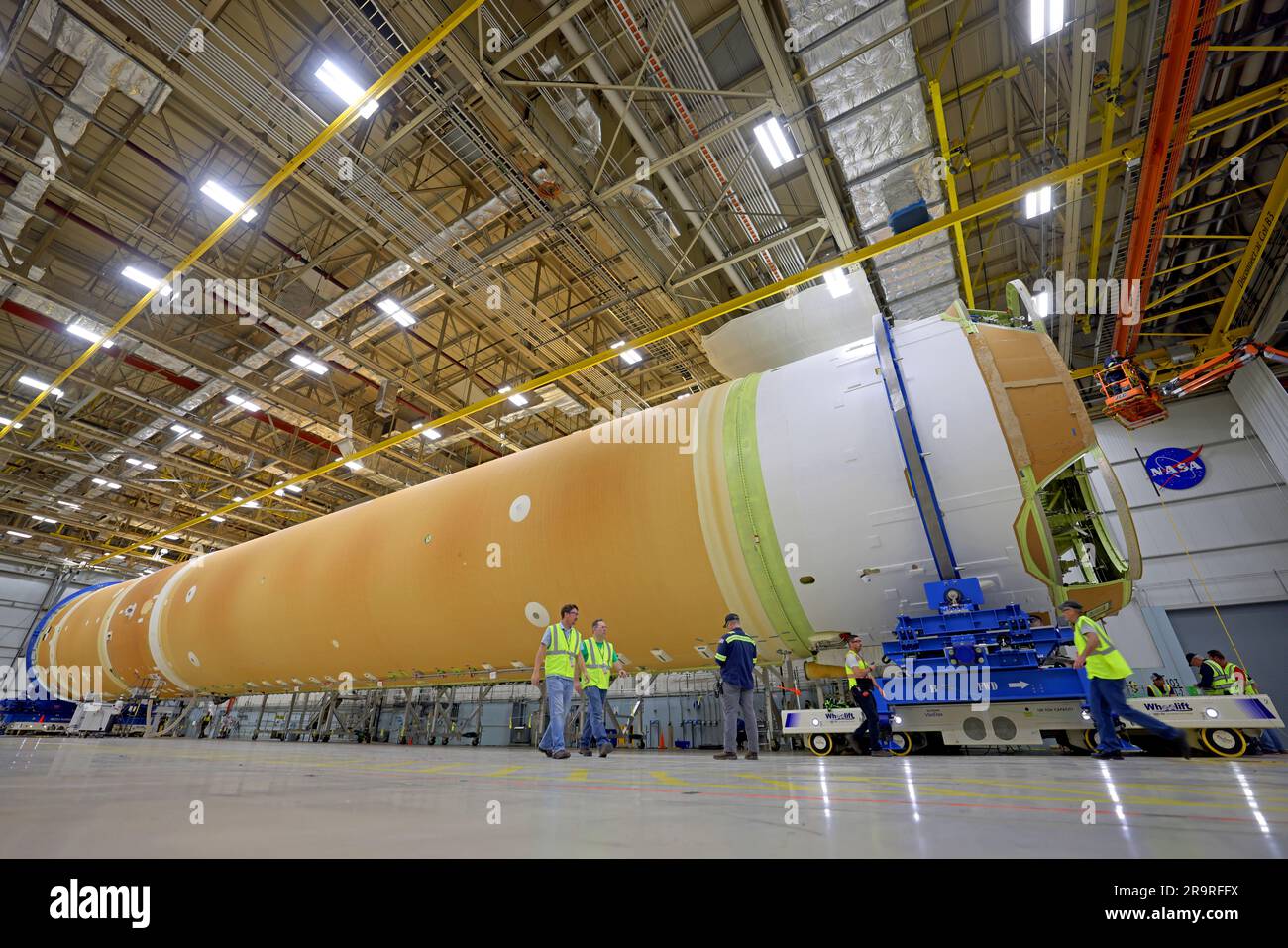 La NASA relie toutes les structures majeures de la phase centrale de la fusée de lune Artemis II. Les équipes de la NASA et de Boeing, l’entrepreneur principal de la phase de base, à l’installation d’assemblage Michoud de la NASA à la Nouvelle-Orléans, ont entièrement intégré les cinq principales structures de la phase de base de la fusée SLS (Space Launch System) pour Artemis II, La première mission Artemis qui enverra quatre astronautes autour de la Lune et les renverra à la maison. Les techniciens ont rejoint la section moteur au reste de la fusée 17 mars. Ensuite, les équipes intégreront les quatre moteurs RS-25 à la section des moteurs pour terminer l'étape. Situé en bas du Banque D'Images