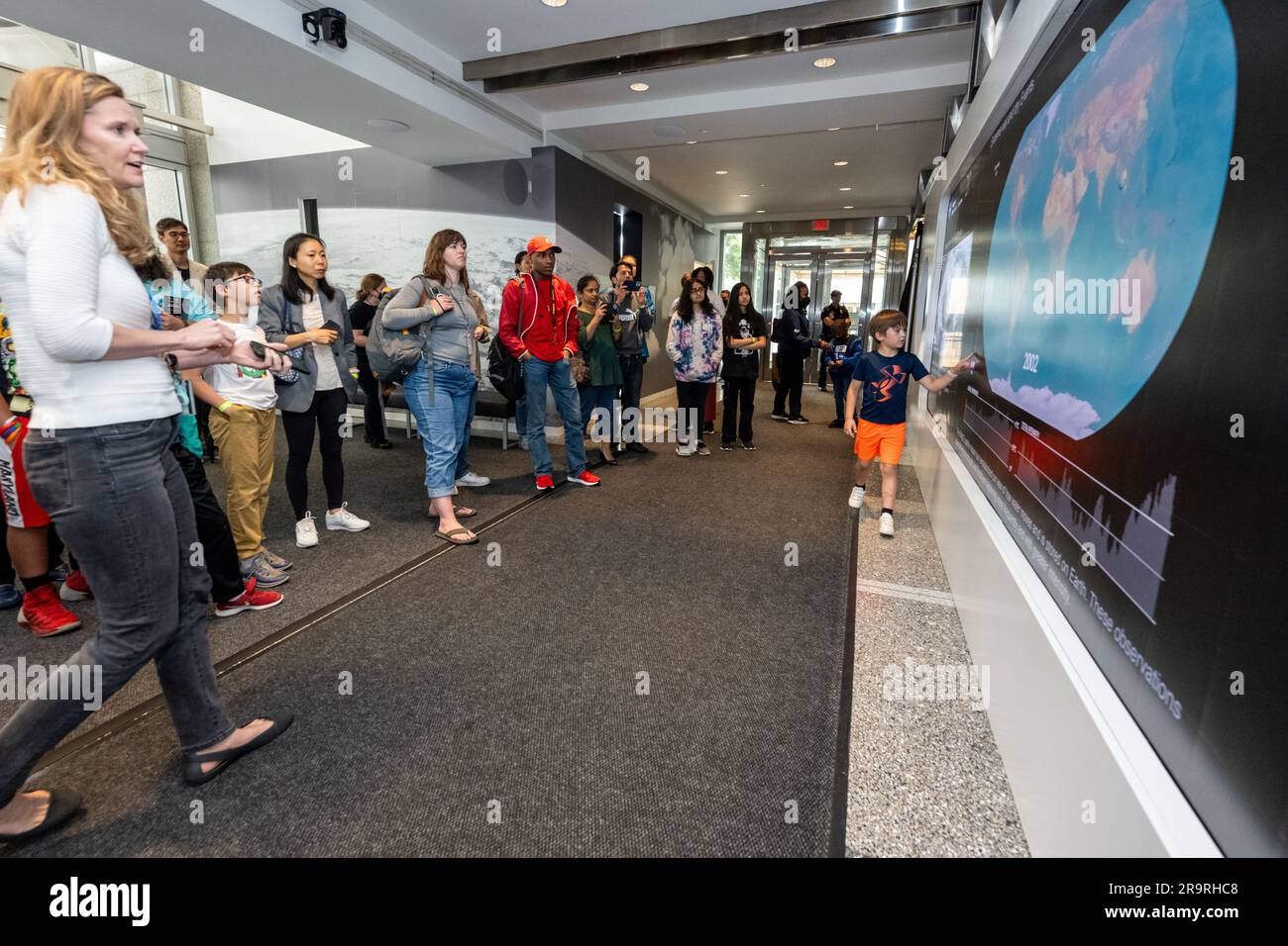 Les étudiants ont assisté à un événement du Earth information Center le 23 juin 2023, au siège de la NASA à Washington, D.C. pour participer à des démonstrations de données terrestres et de STEM en direct. Banque D'Images