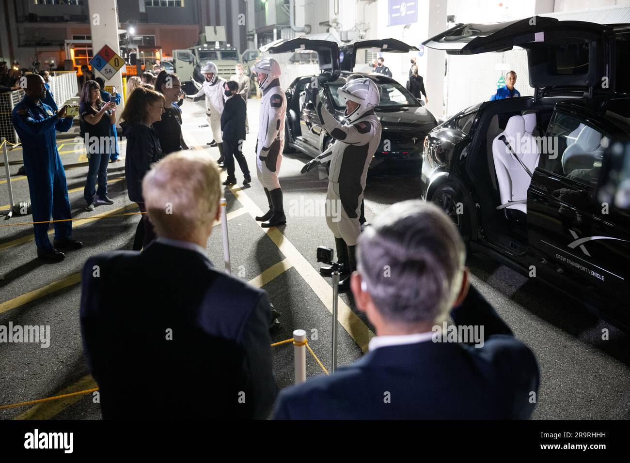 Sortie de l'équipage SpaceX Crew-6 de la NASA. Bill Nelson, administrateur de la NASA, à gauche, et Bob Cabana, administrateur associé de la NASA, sont considérés comme des astronautes de la NASA Stephen Bowen et Warren 'Woody' Hoburg, aux Émirats arabes Unis, l'astronaute Sultan Alneyadi, Et le coscosmos cosmonaute Andrey Fedyaev, vêtu de l'espace SpaceX, se prépare à partir du bâtiment Neil A. Armstrong Operations and Checkout Building pour le complexe de lancement 39A pour monter à bord du vaisseau spatial SpaceX Dragon pour le lancement de la mission Crew-6, mercredi, 1 mars 2023, au Kennedy Space Center de la NASA en Floride. La mission SpaceX Crew-6 de la NASA est la troisième cour Banque D'Images