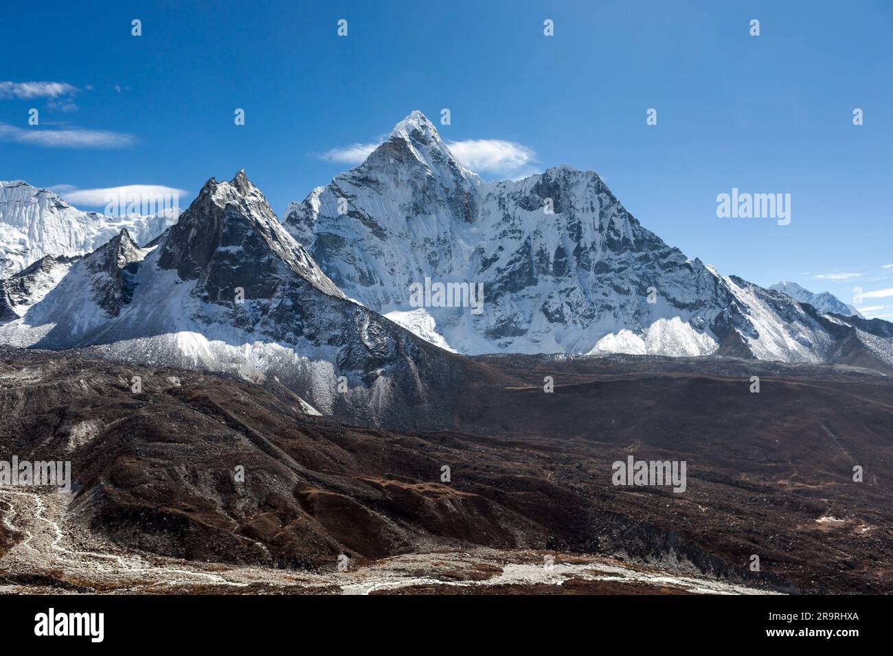 Pic enneigé du mont Ama Dablam dans l'Himalaya, au Népal. Paysage près du camp de base de l'Everest trek depuis la vallée de Chukhung. Banque D'Images Pic enneigé du mont Ama Dablam dans l'Himalaya, au Népal. Paysage près du camp de base de l'Everest trek depuis la vallée de Chukhung. Banque D'Images