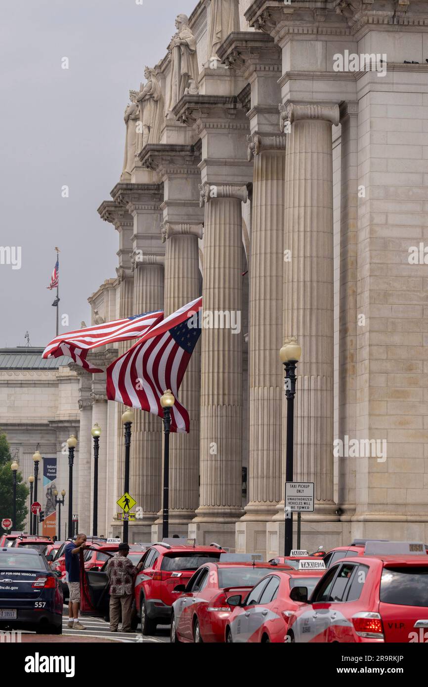 Washington, États-Unis. 28th juin 2023. Le drapeau américain est vu voler entre de grandes colonnes à l'avant de Union Station à Washington, DC mercredi, 28 juin 2023. Union Station a ouvert ses portes en 1907. Son utilisation comme station ferroviaire s'est estompée au milieu des années 1960 et était sur le point d'être démolie jusqu'à ce qu'elle ait subi une reconstruction. En septembre 1988, la nouvelle station Union a été rouverte au public. Photo de Ken Cedeno/UPI crédit: UPI/Alay Live News Banque D'Images