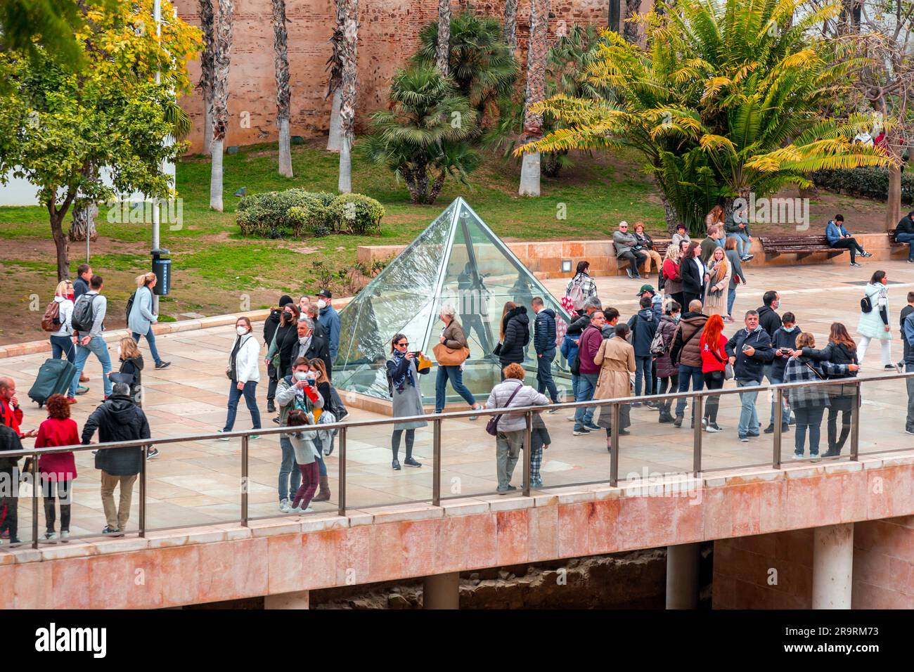 Malaga, Espagne - 27 FÉVRIER 2022 : la Pyramide de verre à la Calle Alcazabilla, une rue dans le quartier central de Malaga. Banque D'Images