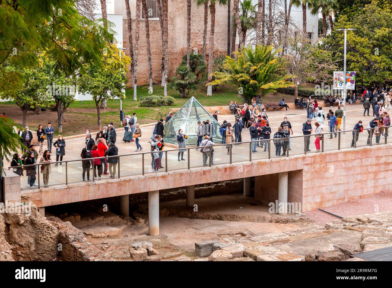 Malaga, Espagne - 27 FÉVRIER 2022 : la Pyramide de verre à la Calle Alcazabilla, une rue dans le quartier central de Malaga. Banque D'Images