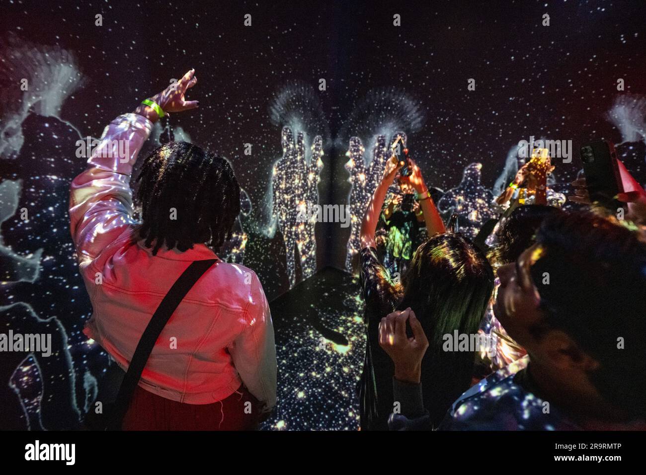 Des étudiants locaux ont participé à l'événement étudiant du Earth information Center le 23 juin 2023, au siège de la NASA, explorant les données terrestres en direct et les activités STEM. Banque D'Images