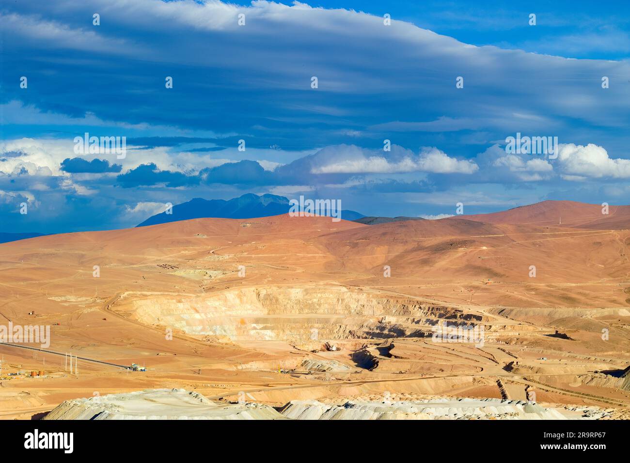 Vue aérienne d'une mine de cuivre à l'altiplano du désert d'Atacama dans le nord du Chili. Banque D'Images