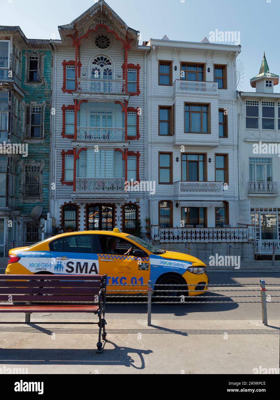Taxi jaune devant des propriétés pittoresques dans le quartier de Bebek, Istanbul, Turquie Banque D'Images