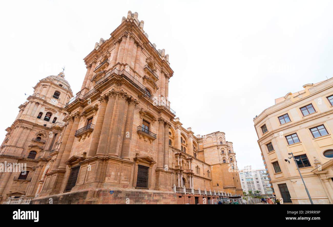 Malaga, Espagne - 27 FÉVRIER 2022 : la cathédrale de Malaga est une église catholique romaine à Malaga, Andalousie, sud de l'Espagne. Architecture de style Renaissance Banque D'Images Malaga, Espagne - 27 FÉVRIER 2022 : la cathédrale de Malaga est une église catholique romaine à Malaga, Andalousie, sud de l'Espagne. Architecture de style Renaissance Banque D'Images