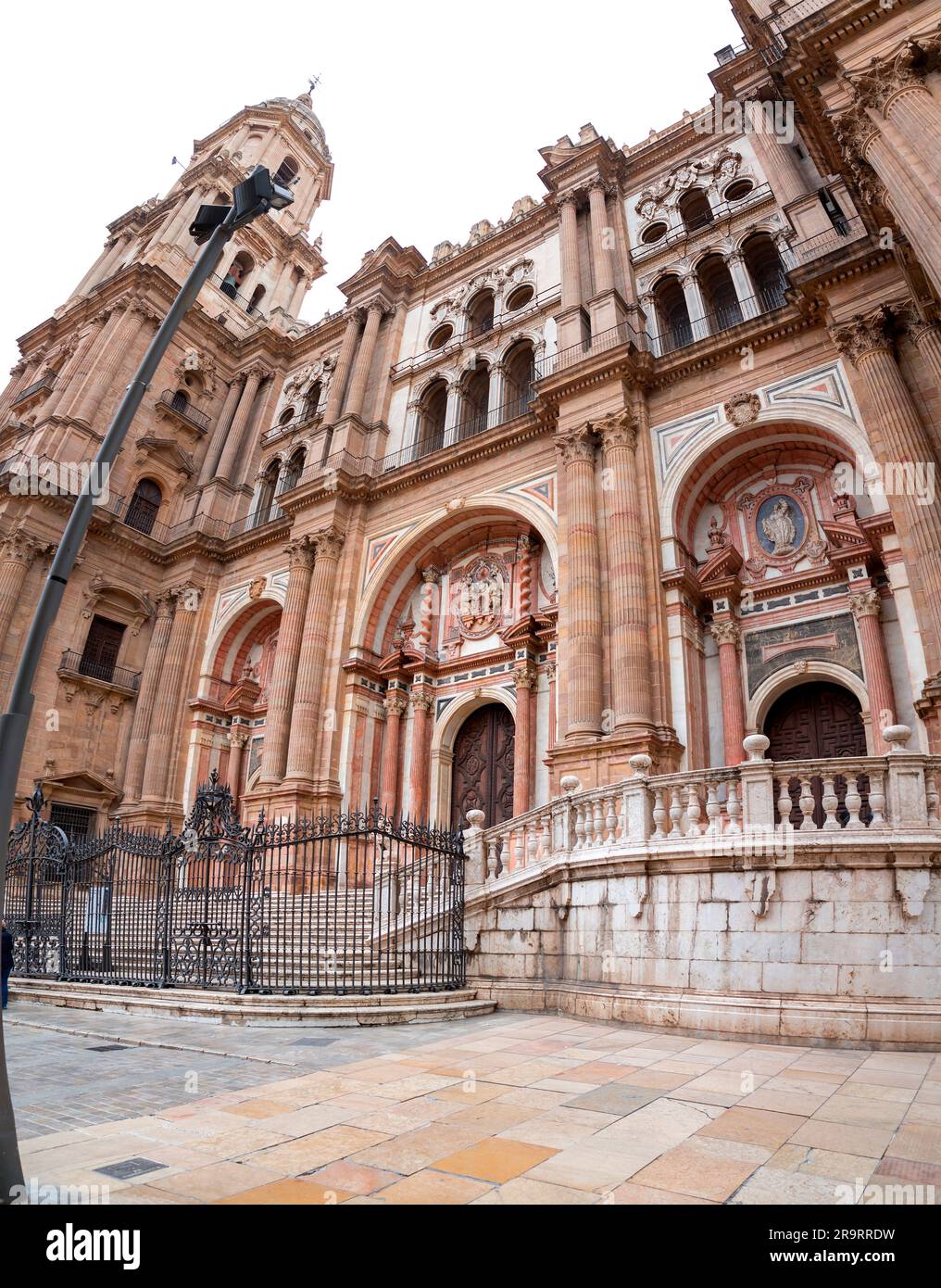 Malaga, Espagne - 27 FÉVRIER 2022 : la cathédrale de Malaga est une église catholique romaine à Malaga, Andalousie, sud de l'Espagne. Architecture de style Renaissance Banque D'Images Malaga, Espagne - 27 FÉVRIER 2022 : la cathédrale de Malaga est une église catholique romaine à Malaga, Andalousie, sud de l'Espagne. Architecture de style Renaissance Banque D'Images