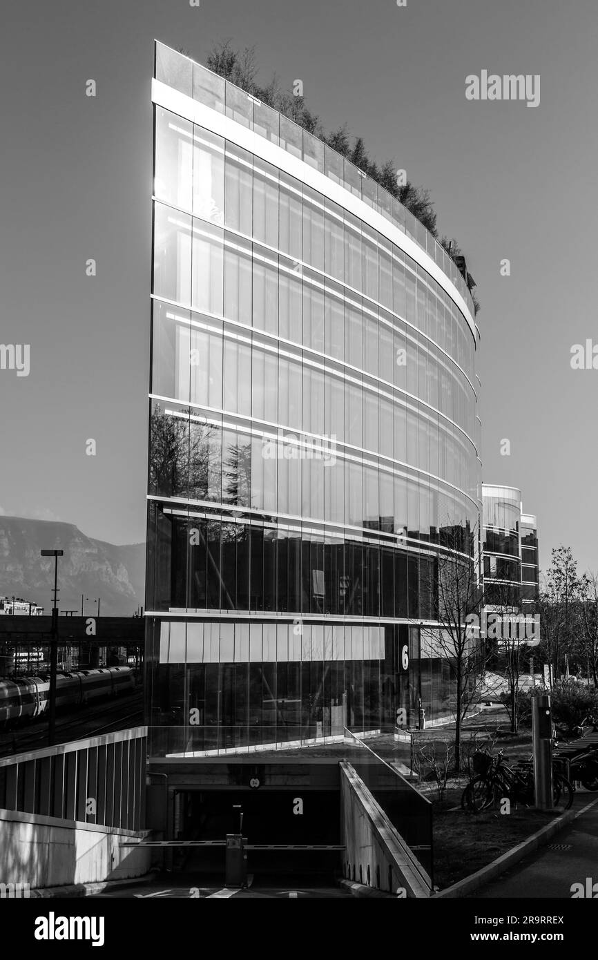 Genève, Suisse - 25 mars 2022 : architecture moderne et vue sur la rue à Genève, Suisse. Banque D'Images