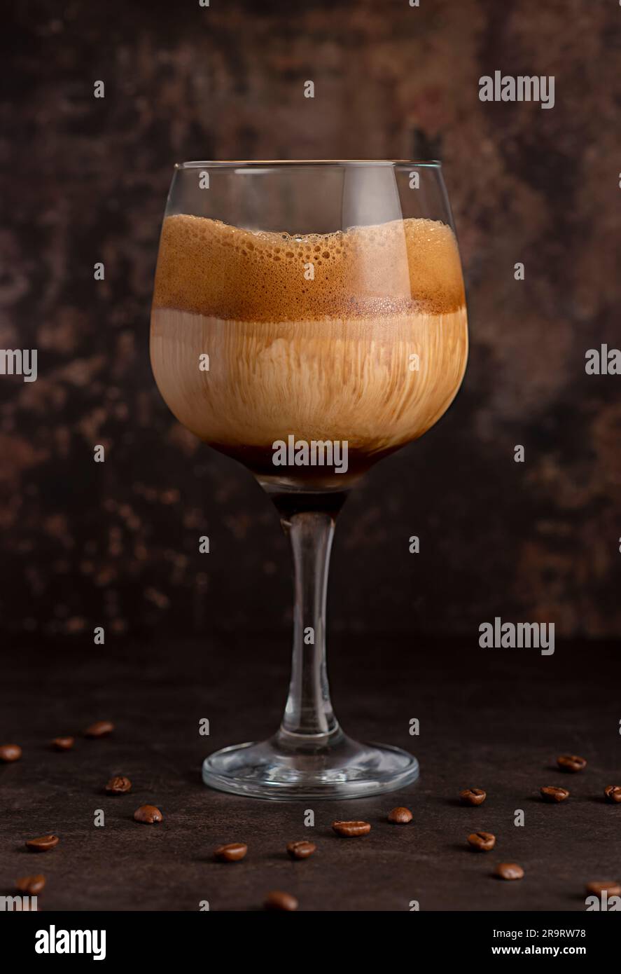 Photographie de nourriture de café glacé; dessert, glace vanille, espresso, Dalgona, barista, cafétéria, traditionnel, congelé, américain, lait Banque D'Images Photographie de nourriture de café glacé; dessert, glace vanille, espresso, Dalgona, barista, cafétéria, traditionnel, congelé, américain, lait Banque D'Images
