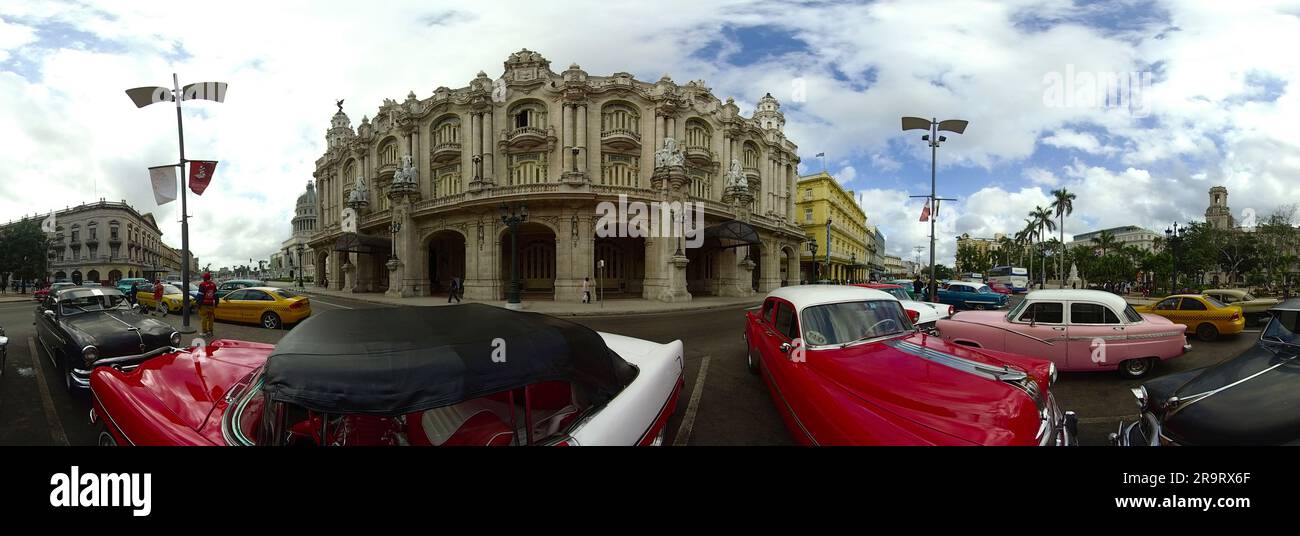 Voitures d'époque dans le centre-ville, la Havane, la Habana, Cuba Banque D'Images
