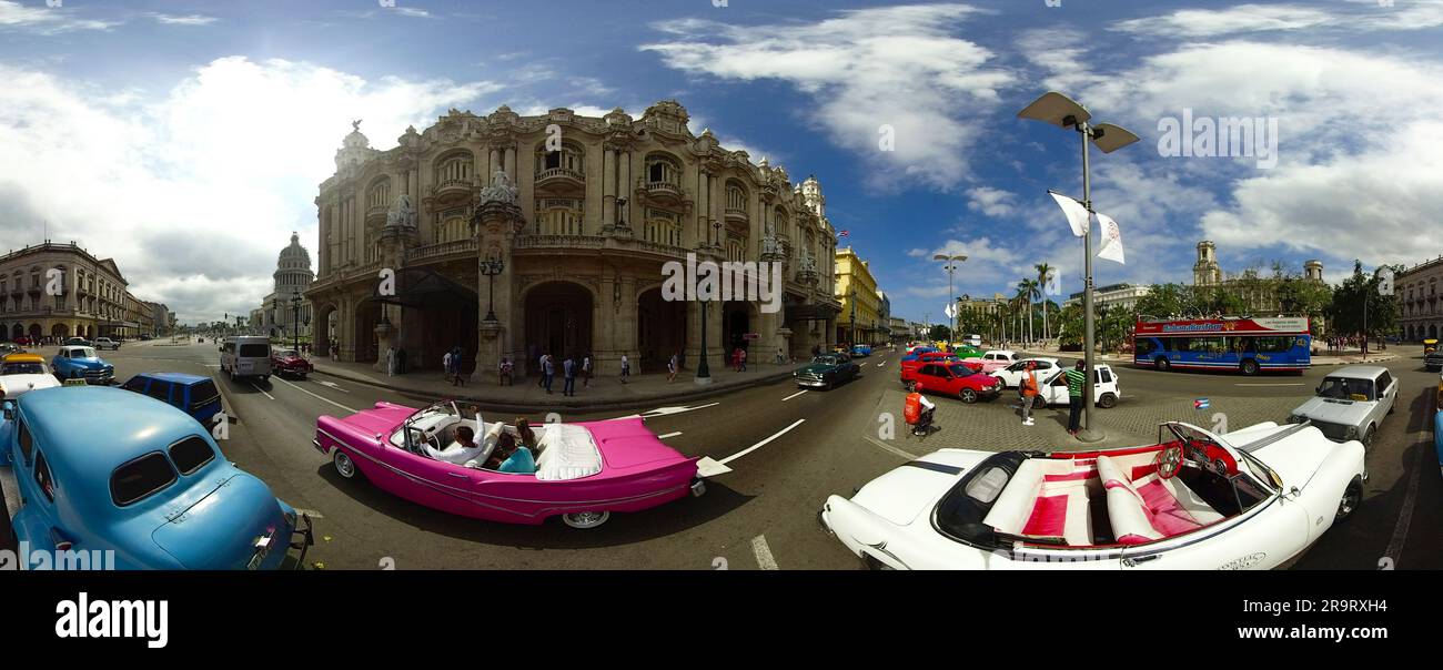 Voitures d'époque dans la rue, centre-ville de la Havane, la Habana, Cuba Banque D'Images