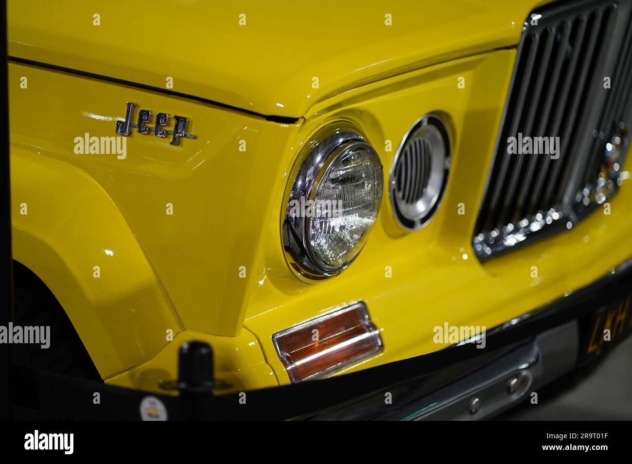 Jeep jaune d'époque à Milan Banque D'Images