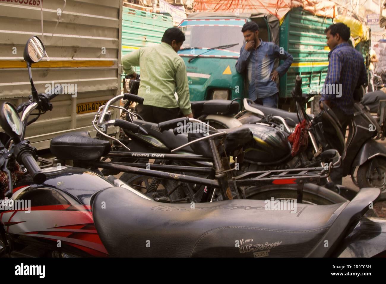 Inde, New Delhi - 19 mars 2018: Stationnement de bicyclettes et de motos Banque D'Images