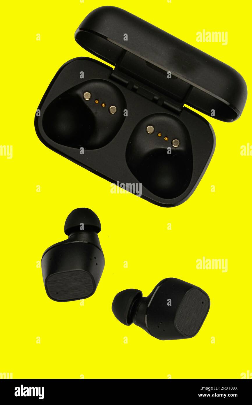 Écouteurs stéréo sans fil. Écouteurs sans fil noirs et étui de chargement. Écouteurs ou écouteurs et étui de chargement avec batterie rechargeable intégrée pour le Banque D'Images