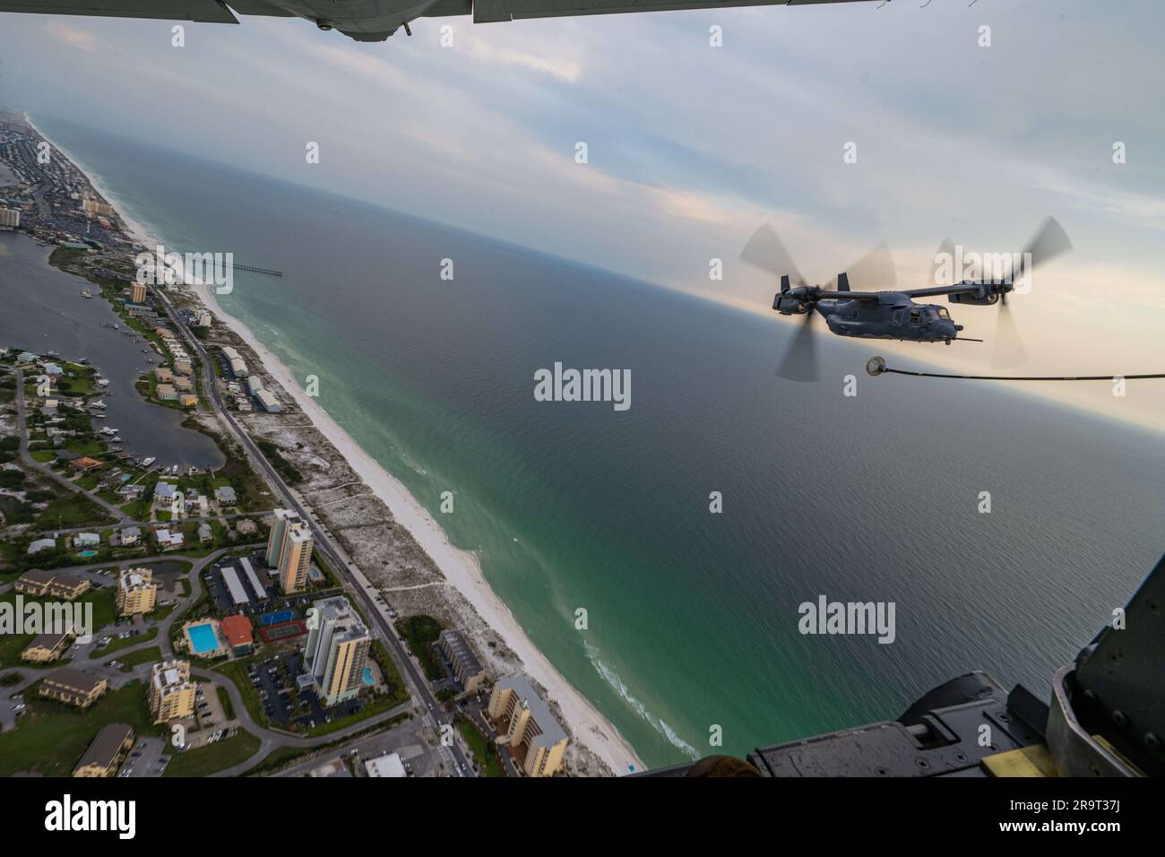 Un CV-22 Osprey de l'escadron des opérations spéciales 8th fait le plein d'un MC-130J Commando II, 15th escadron des opérations spéciales, au-dessus de la côte d'Émeraude, au cours de l'opération Centennial Contact, 27 juin 2023, commémorant 100 ans de ravitaillement aérien. Le C-130s modifié du Commandement des opérations spéciales de la Force aérienne, du HC-130P/N combat King au MC-130J Commando II, fait partie intégrante du ravitaillement en carburant d’aéronefs d’opérations spéciales depuis 1990, une capacité vitale qui étend la portée, la souplesse et la létalité de la Force aérienne. (É.-U. Photo de la Force aérienne par le sergent d'état-major Alison Stewart) Banque D'Images