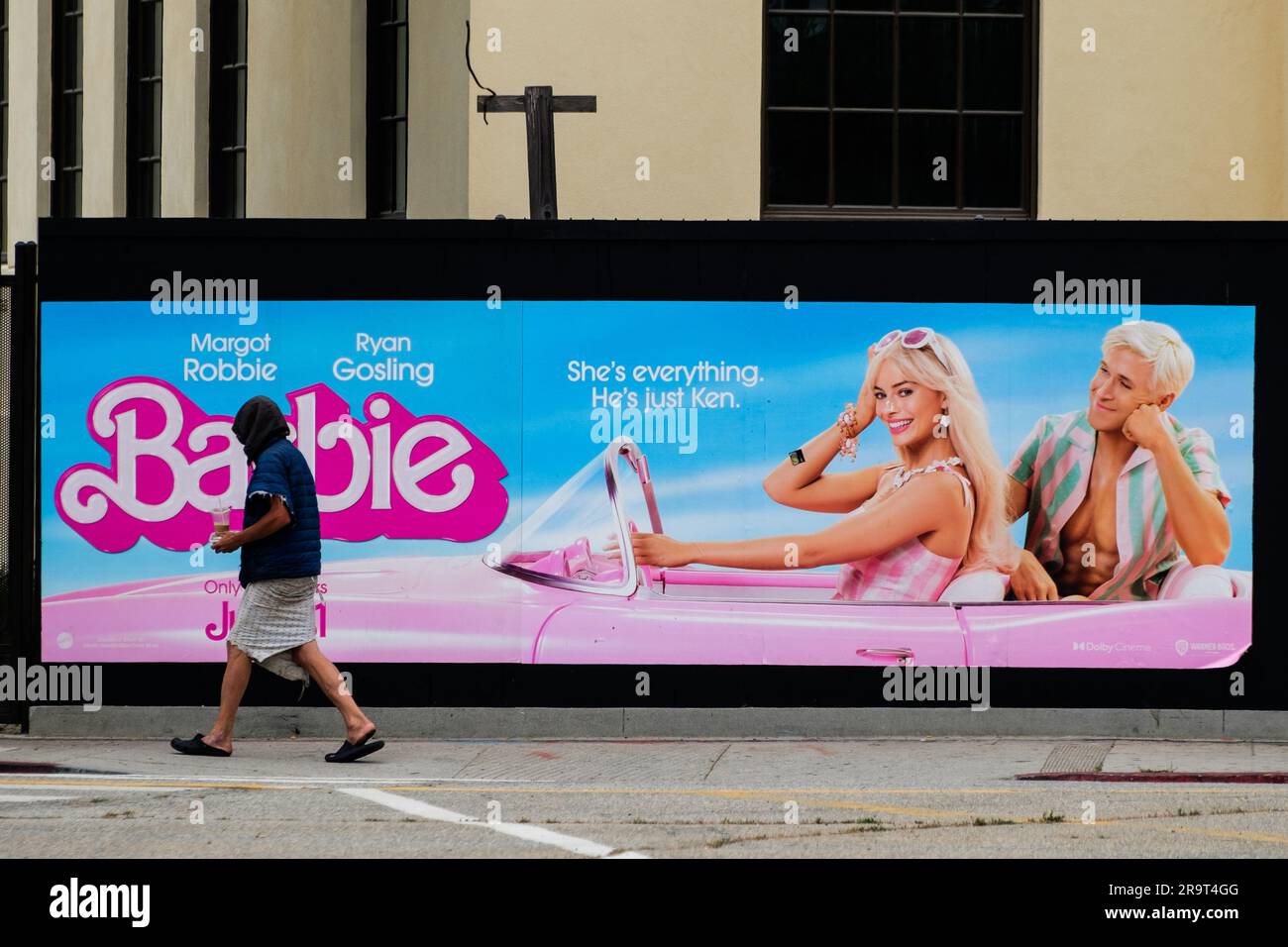 Marche piétonne par une publicité pour le film Barbie avec Ryan Gosling et Margot Robbie, à Venise, Californie, États-Unis. Banque D'Images