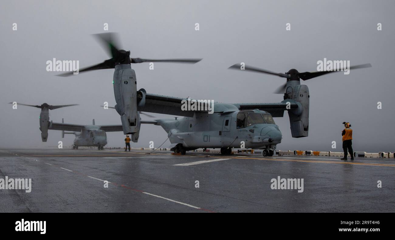 230623-N-XO158-1034 OCÉAN ATLANTIQUE (23 juin 2023) compagnon de bateau d’aviation (manutention) Airman Renzo Edejer, à droite, Et le compagnon (manutention) de l’Aviation Boatswain l’Airman Santiago Jaramillo direct MV-22B Ospreys, affecté aux “Chevaliers bleus” de l’escadron marin de Tiltrotor moyen (VMM) 365, pour tenir sur le pont de vol du navire d’assaut amphibie USS Wasp (LHD 1) pendant les opérations de vol, à 23 juin 2023. Wasp procède actuellement à des tests et à des évaluations de la phase de base. (É.-U. Photo de la marine par le spécialiste des communications de masse 2nd classe Sydney Milligan) Banque D'Images