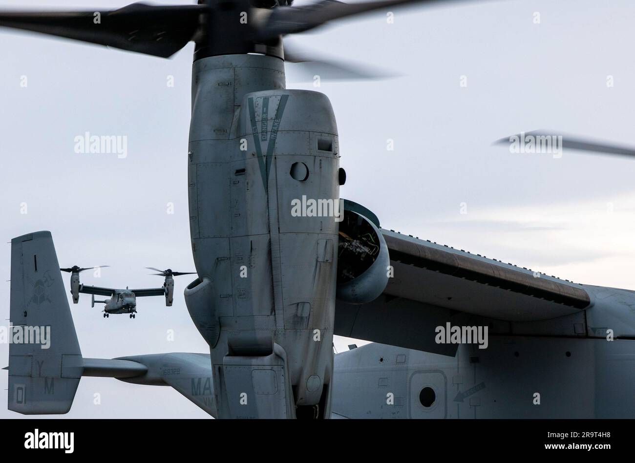 230623-N-XO158-1151 OCÉAN ATLANTIQUE (23 juin 2023) un MV-22B Osprey, affecté aux chevaliers bleus de l’escadron moyen de Tiltrotor marin (VMM) 365, atterrit sur le pont de vol du navire d’assaut amphibie USS Wasp (LHD 1) pendant les opérations de vol, 23 juin 2023. Wasp procède actuellement à des tests et à des évaluations de la phase de base. (É.-U. Photo de la marine par le spécialiste des communications de masse 2nd classe Sydney Milligan) Banque D'Images