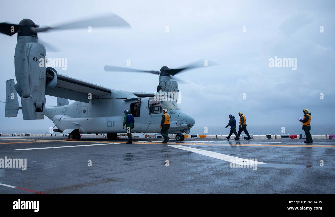 230623-N-XO158-1082 les marins DE L'OCÉAN ATLANTIQUE (23 juin 2023) se préparent à déchaîner un Osprey MV-22B, affecté aux « Chevaliers bleus » de l'escadron moyen de Tiltrotor marin (VMM) 365, pendant les opérations de vol sur le pont de vol du navire d'assaut amphibie USS Wasp (LHD 1), 23 juin 2023. Wasp procède actuellement à des tests et à des évaluations de la phase de base. (É.-U. Photo de la marine par le spécialiste des communications de masse 2nd classe Sydney Milligan) Banque D'Images