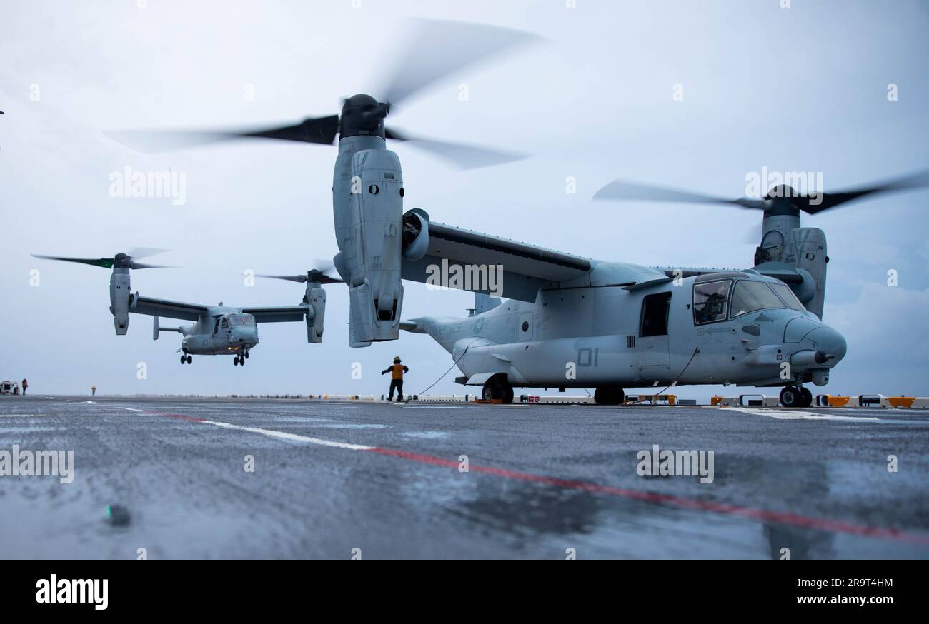 230623-N-XO158-1074 OCÉAN ATLANTIQUE (23 juin 2023) compagnon de bateau (manutention) Ian Francis Arevalo dirige un MV-22B Osprey, affecté aux « Chevaliers bleus » de l’escadron marin moyen Tiltrotor (VMM) 365, pour atterrir sur le pont de vol du navire d’assaut amphibie USS Wasp (LHD 1) pendant les opérations de vol, 23 juin, 2023. Wasp procède actuellement à des tests et à des évaluations de la phase de base. (É.-U. Photo de la marine par le spécialiste des communications de masse 2nd classe Sydney Milligan) Banque D'Images