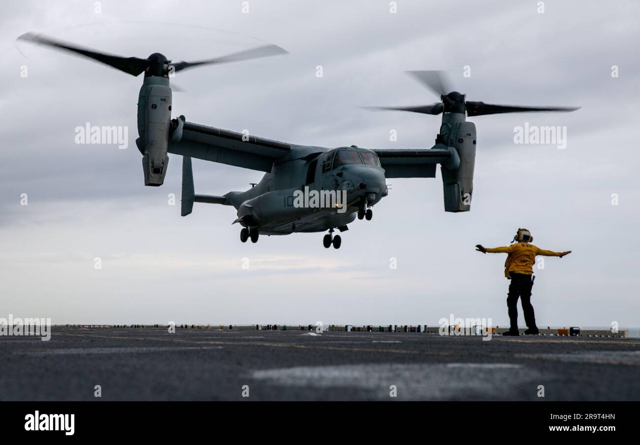 230623-N-XO158-1181 OCÉAN ATLANTIQUE (23 juin 2023) compagnon de bateau (manutention) l’aviateur Santiago Jaramillo dirige un MV-22B Osprey, affecté aux “Chevaliers bleus” de l’escadron marin de Tiltrotor moyen (VMM) 365, de flotter au-dessus du pont de vol du navire d’assaut amphibie USS Wasp (LHD 1) pendant les opérations de vol, à 23 juin 2023. Wasp procède actuellement à des tests et à des évaluations de la phase de base. (É.-U. Photo de la marine par le spécialiste des communications de masse 2nd classe Sydney Milligan) Banque D'Images