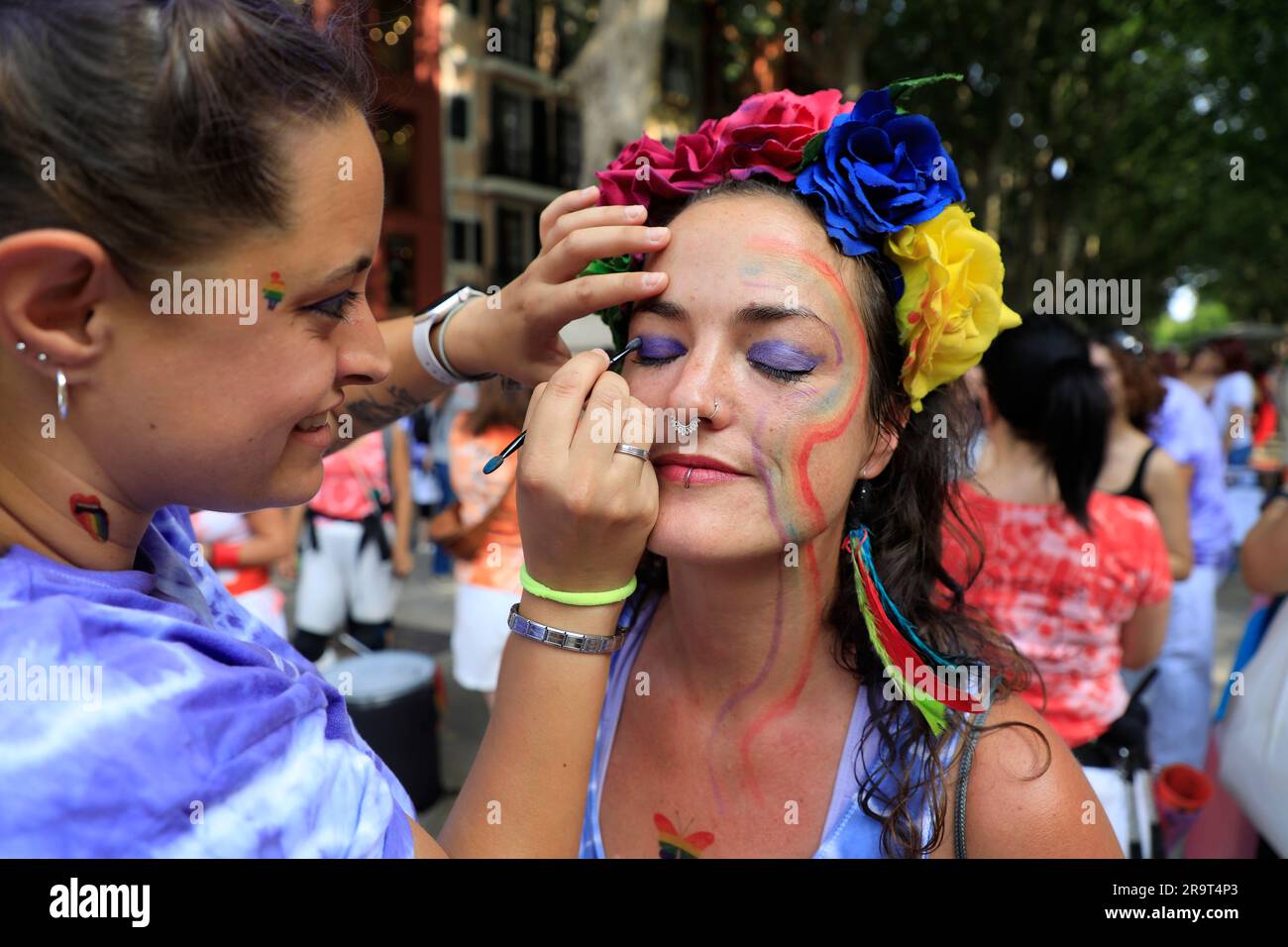 Palma, Espagne. 28th juin 2023. Raquel peinture Marina face à Palma pendant l'Orgullo LGTBI Mallorca, Pride Day à Majorque. Credit: Clara Margais/dpa/Alay Live News Banque D'Images
