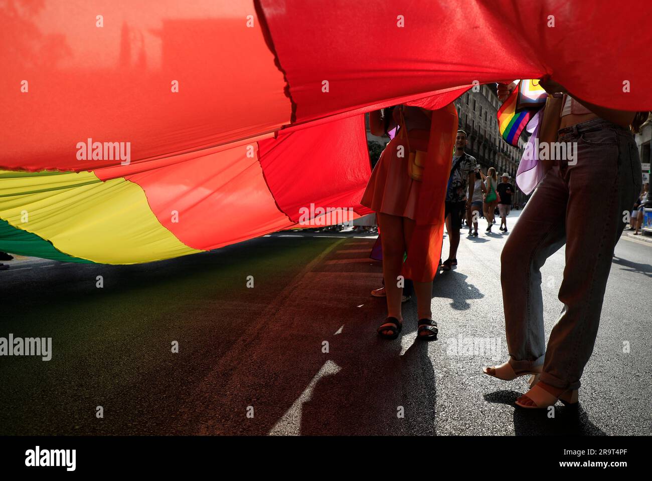 Palma, Espagne. 28th juin 2023. Les gens manifestent avec un grand drapeau à Palma pendant Orgullo LGTBI Mallorca, Pride Day à Majorque. Credit: Clara Margais/dpa/Alay Live News Banque D'Images