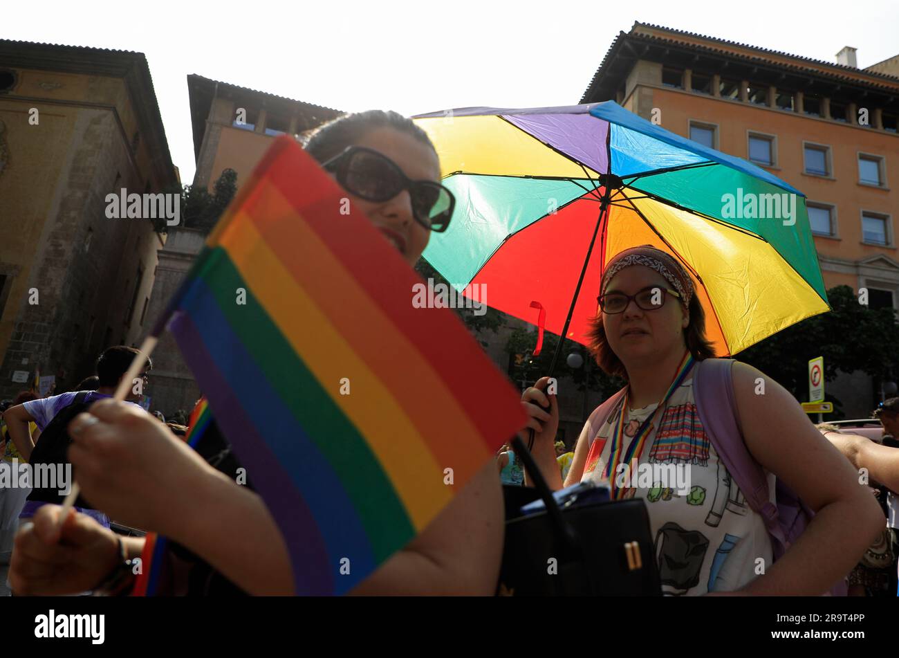 Palma, Espagne. 28th juin 2023. Paloma (r) montre avec un parapluie à Palma pendant Orgullo LGTBI Mallorca, Pride Day à Majorque. Credit: Clara Margais/dpa/Alay Live News Banque D'Images