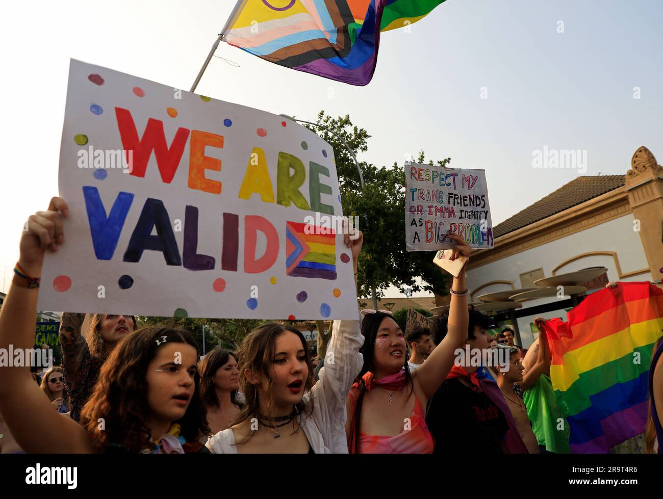 Palma, Espagne. 28th juin 2023. 28 juin 2023, Palma : Natalia (r) et ses amis manifestent à Palma pendant Orgullo LGTBI Mallorca, le jour de la fierté à Majorque. Credit: Clara Margais/dpa/Alay Live News Banque D'Images