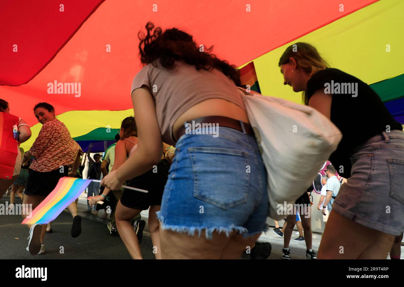 Palma, Espagne. 28th juin 2023. Les gens marchent sous un immense drapeau à Palma pendant Orgullo LGTBI Mallorca, Pride Day à Majorque. Credit: Clara Margais/dpa/Alay Live News Banque D'Images