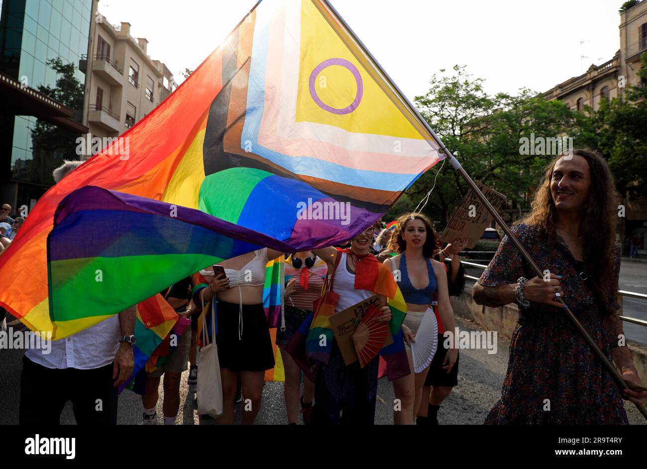 Palma, Espagne. 28th juin 2023. RAFI (r) avec un grand drapeau à Palma pendant l'Orgullo LGTBI Mallorca, Pride Day à Majorque. Credit: Clara Margais/dpa/Alay Live News Banque D'Images