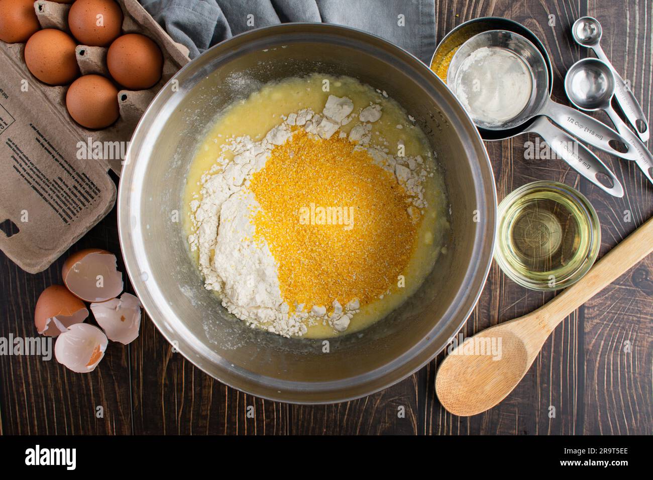Babeurre pain de maïs Ingrédients dans un saladier vu d'en haut: Farine de maïs grossière, farine, oeufs, et autres ingrédients pour le pain de maïs du Sud Banque D'Images