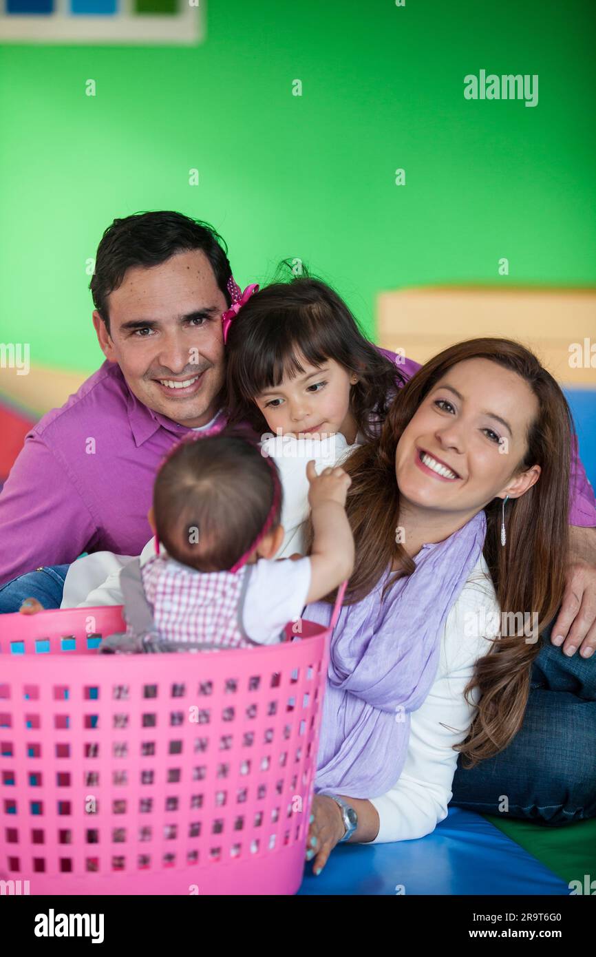 Jeunes parents jouant avec leurs filles. Stimulation précoce pour les tout-petits et les enfants concept. Banque D'Images