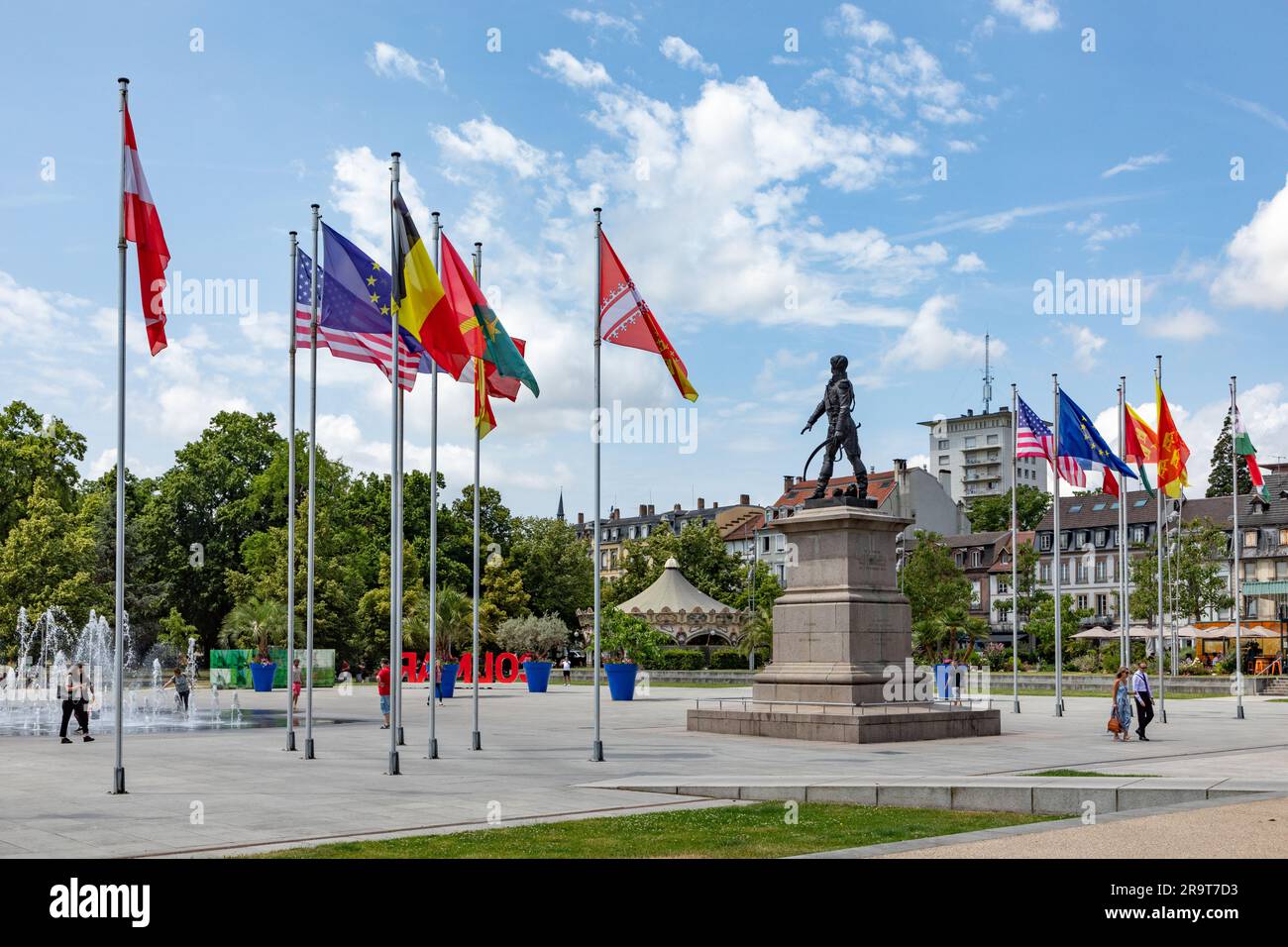 Colmar, France - 21 juin 2023 : statue du général Rapp sur la place Rapp avec drapeaux des contries de l'Union européenne à Colmar, France Banque D'Images