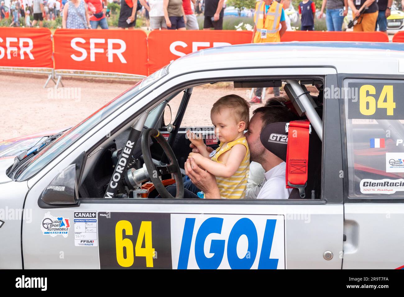 Geraldmer, France - 18 juin 2023 : pilote de rallye avec son enfant en position de pilote sur le chemin de l'accueil officiel du geraldmer ra Banque D'Images