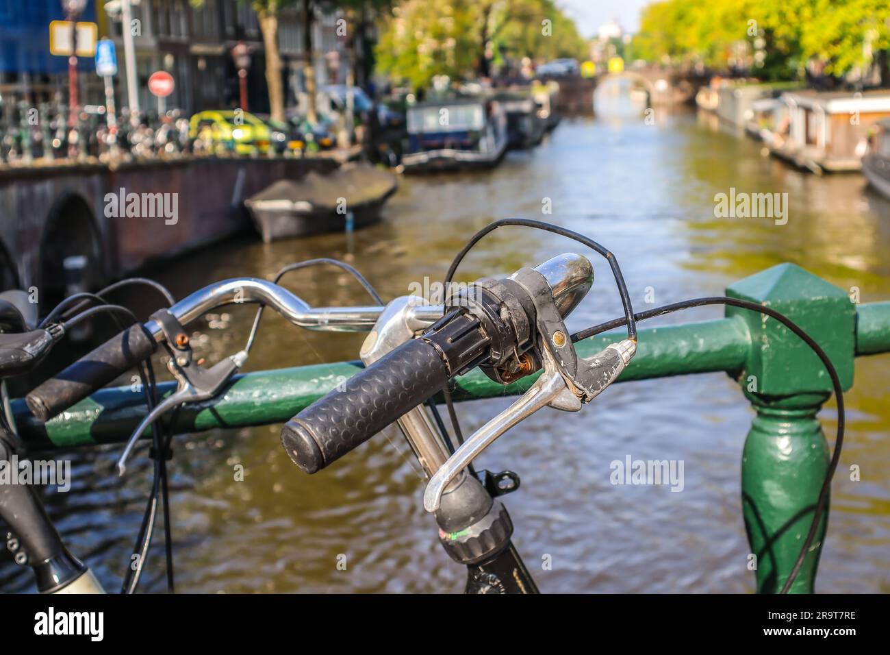 Amsterdam . Canal cyclable d'Amsterdam. Parking pour vélos sur le canal le jour ensoleillé. Gros plan. Banque D'Images