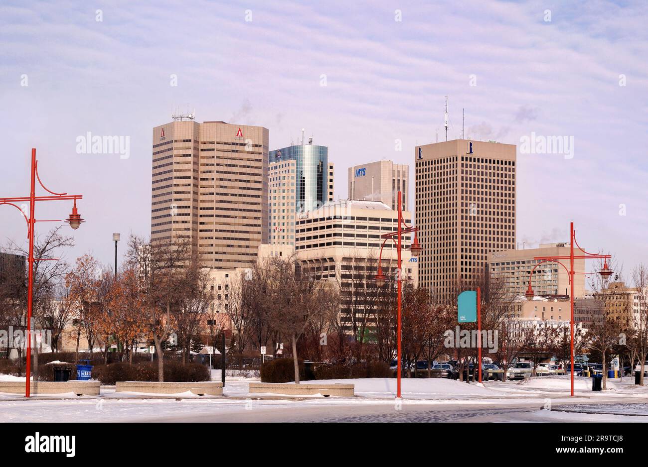 Winnipeg, Manitoba, Canada - 11 18 2014 : vue d'hiver sur le centre-ville de Winnipeg avec des immeubles en hauteur du quartier des changes financiers vus du secteur riverain Banque D'Images