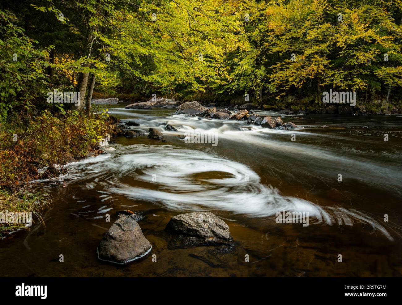 Bain bouillonnant sur la rivière Sacandaga en automne, montagnes Adirondack, New York, États-Unis Banque D'Images