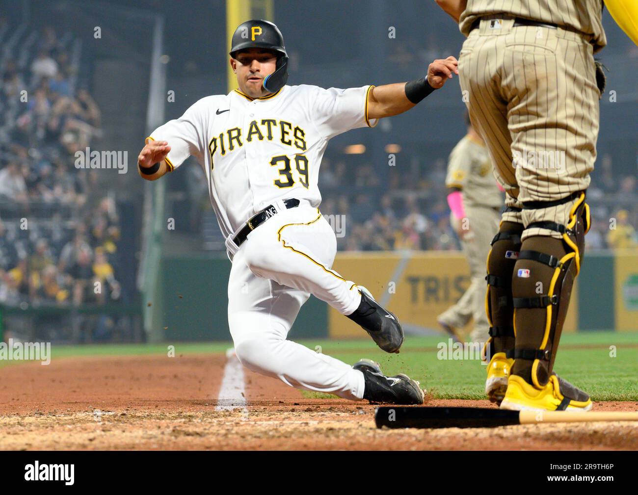 Pittsburgh, États-Unis. 28th juin 2023. Nick Gonzales, deuxième baseur de Pittsburgh Pirates (39), a obtenu un score lors du septième dîner contre les San Diego Padres au PNC Park mercredi, 28 juin 2023 à Pittsburgh. Photo par Archie Carpenter/UPI crédit: UPI/Alay Live News Banque D'Images